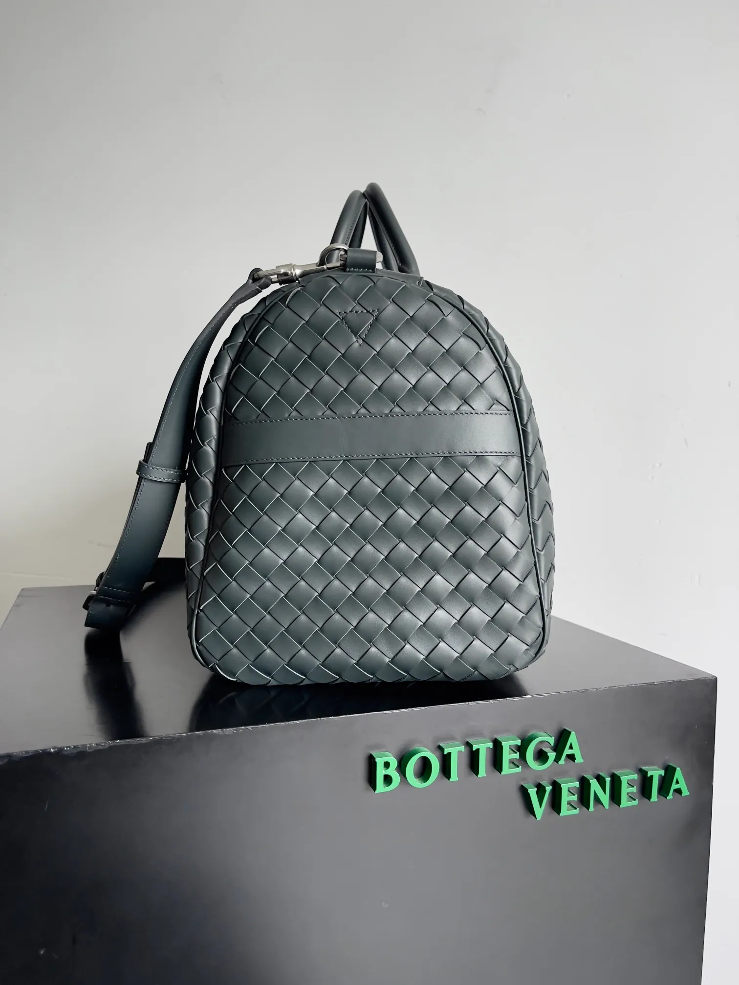Batch 3560 BV woven large travel bag. A very recognizable travel bag. This travel bag is unique and uses classic weaving technology to make travel exquisite. The large-capacity design meets daily short-distance travel and is very suitable for elites who often travel on business. Style number: 650066 Size: 50*27*24cm
